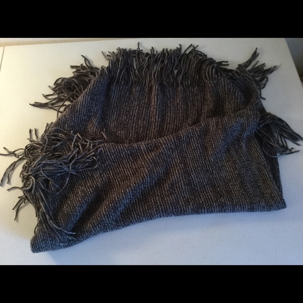 Infinity scarf in shades of Gray with fringe - Picture 4 of 5